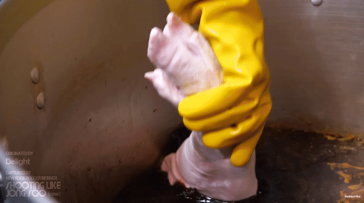 서울 영등포구, 500°C 화덕에 굽는 통구이 족발.gif | 인스티즈