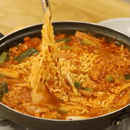 이 시간에 딱 좋은 부대찌개.gif | 인스티즈