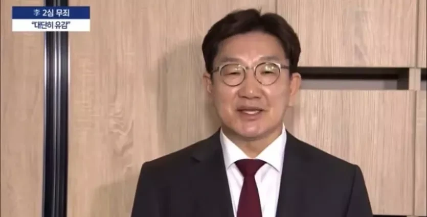 웃음을 참지 못하는 이재명 팬클럽 명예 회장.jpg | 인스티즈