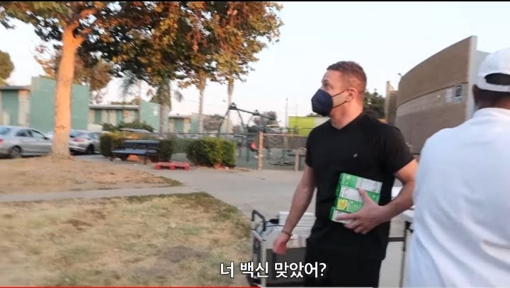 거리에서 박스채로 들고 다니면서 즉석으로 백신 놔주는 나라 | 인스티즈