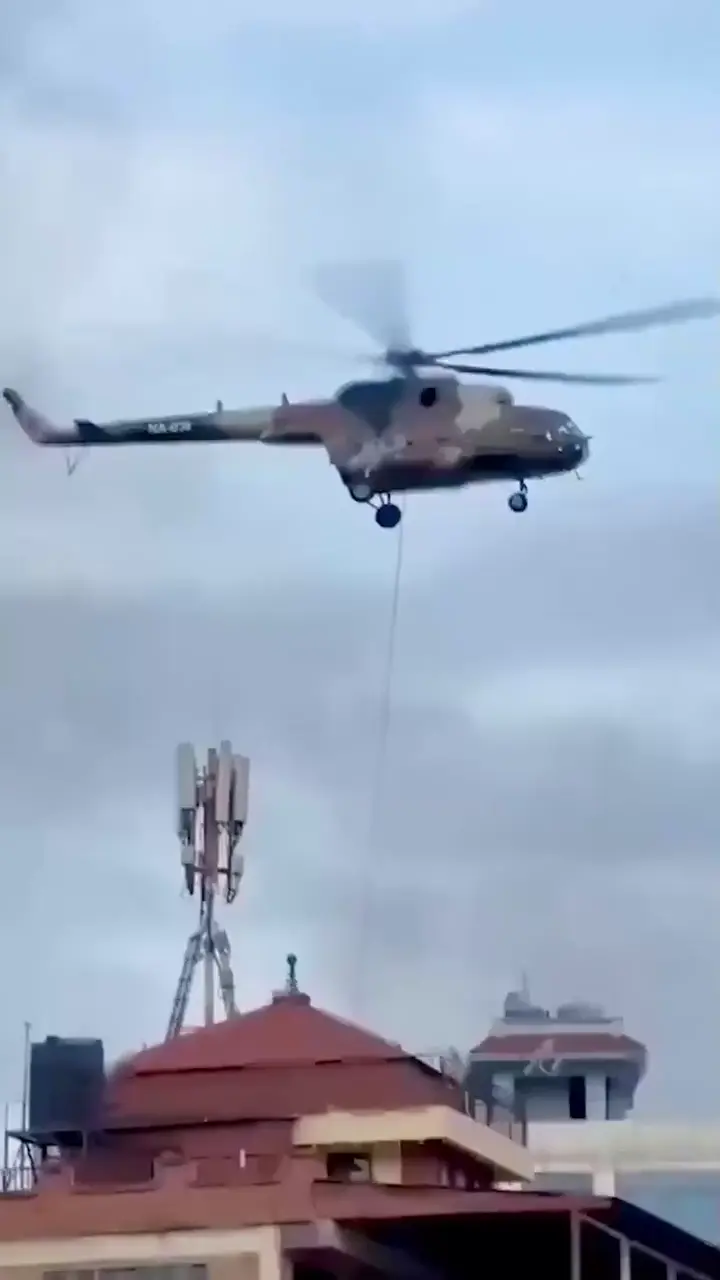 성난 시위대를 피해 탈출하는 네팔 정치인들.webp | 인스티즈