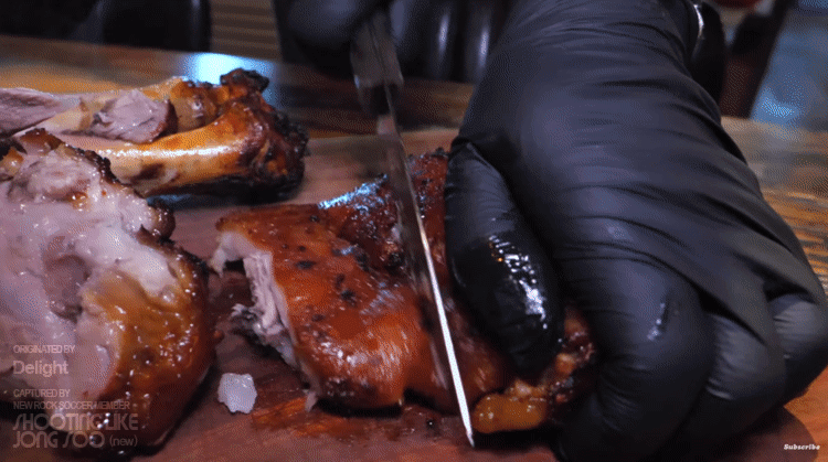 서울 영등포구, 500°C 화덕에 굽는 통구이 족발.gif | 인스티즈