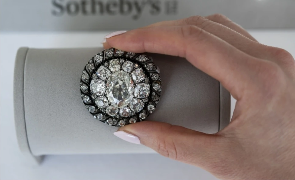 나폴레옹이 전투중 잃어버렸던 브로치 낙찰 | 인스티즈