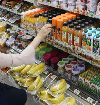 편의점, 마트 진열대에서 물건 꺼낼 때 유통기한 긴 제품 꺼내는거 노매너다vs아니다 | 인스티즈