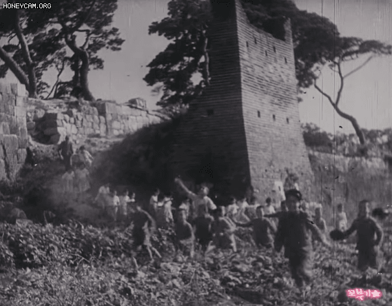 영화로 보는 1940년대 수원 화성 모습.gif | 인스티즈