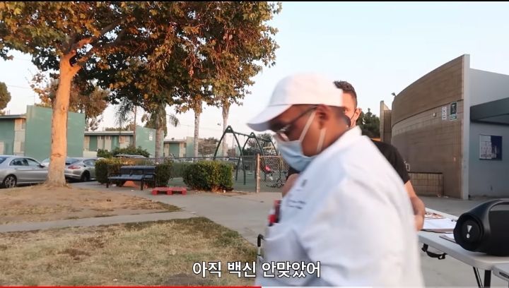 거리에서 박스채로 들고 다니면서 즉석으로 백신 놔주는 나라 | 인스티즈