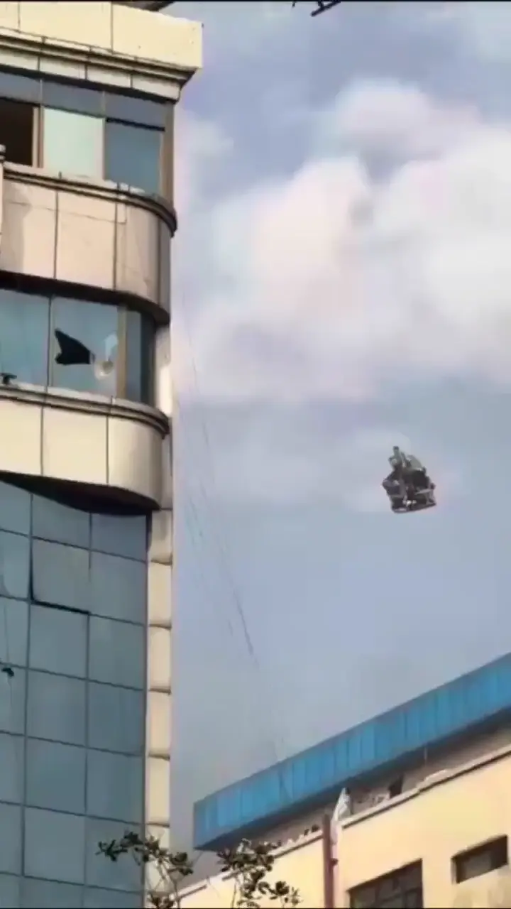 성난 시위대를 피해 탈출하는 네팔 정치인들.webp | 인스티즈