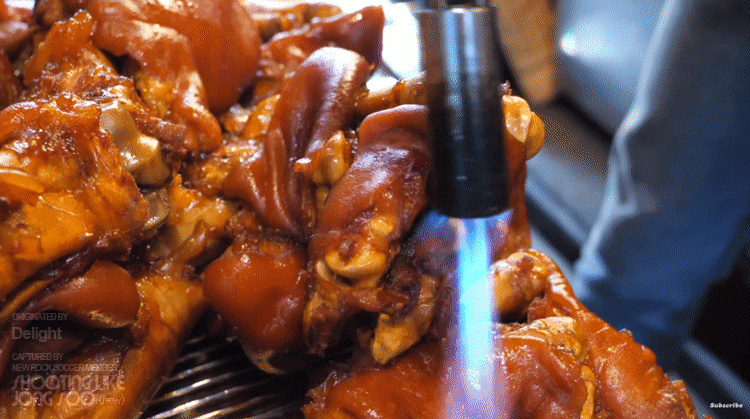 서울 영등포구, 500°C 화덕에 굽는 통구이 족발.gif | 인스티즈