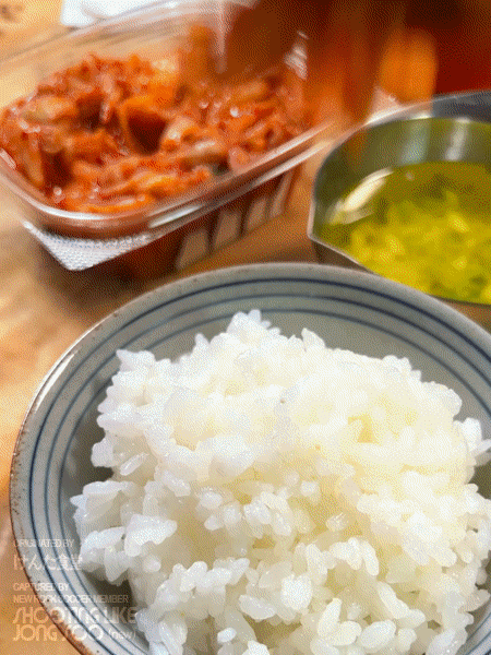 저걸 김치에 끼얹네.gif | 인스티즈