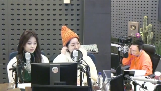 박명수 라디오에서 대답 못하고 당황하는 트와이스.JPG | 인스티즈