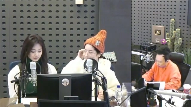 박명수 라디오에서 대답 못하고 당황하는 트와이스.JPG | 인스티즈