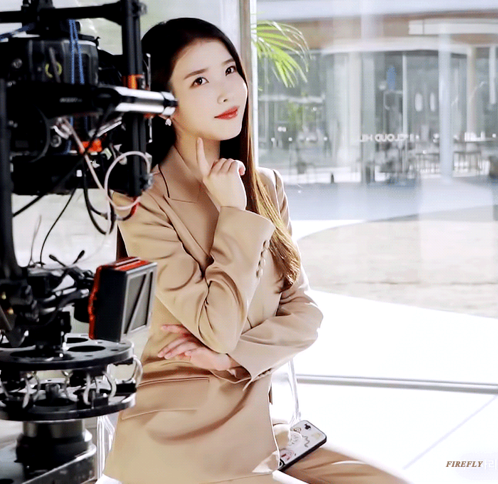 정장입은 아이유.gif | 인스티즈