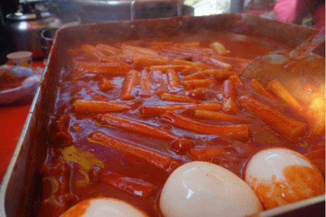 시장 떡볶이 vs 즉석 떡볶이.gif | 인스티즈