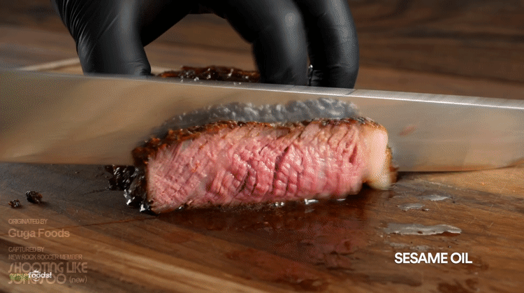 들기름과 참기름에 숙성시켜 구운 스테이크.gif | 인스티즈