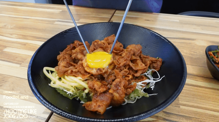 서울 관악구, 고기를 듬뿍 얹어주는 육회 비빔라면과 대패 비빔라면.gif | 인스티즈