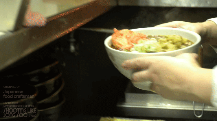 일본 도쿄, 음식이 맥도날드보다 빠르게 나오는 노부부의 우동소바가게.gif | 인스티즈