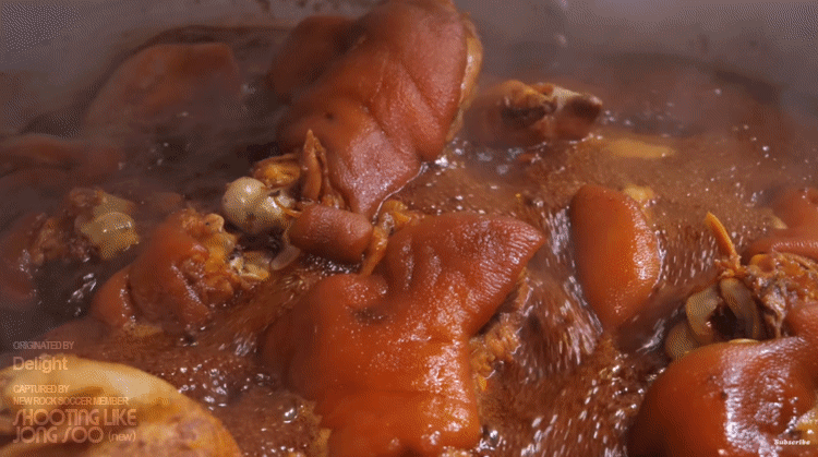 서울 영등포구, 500°C 화덕에 굽는 통구이 족발.gif | 인스티즈