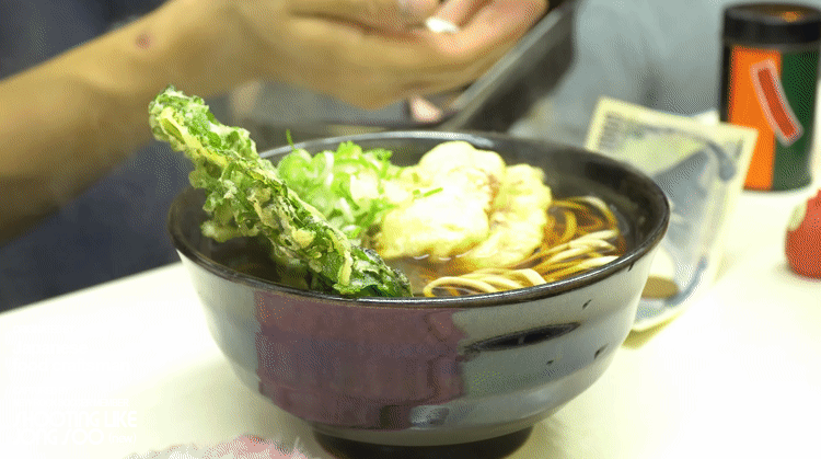 일본 도쿄, 음식이 맥도날드보다 빠르게 나오는 노부부의 우동소바가게.gif | 인스티즈