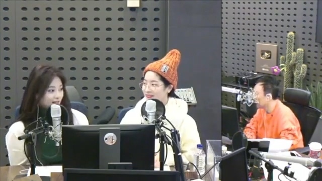 박명수 라디오에서 대답 못하고 당황하는 트와이스.JPG | 인스티즈