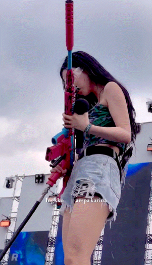 워터밤에서 에스파 카리나가 쏘아올린 물줄기.gif | 인스티즈
