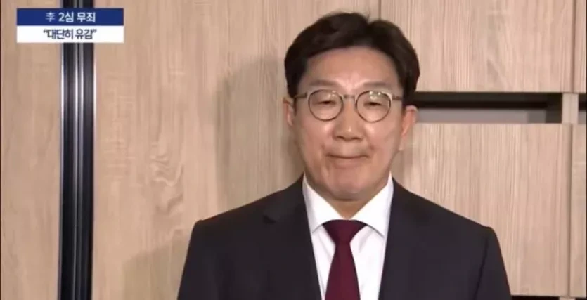 웃음을 참지 못하는 이재명 팬클럽 명예 회장.jpg | 인스티즈