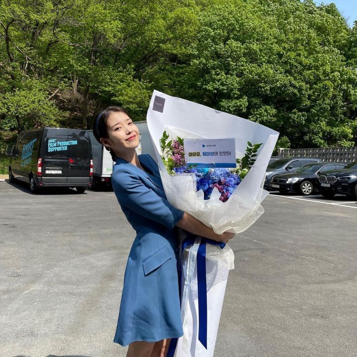 큰 꽃다발 받은 아이유.jpg | 인스티즈