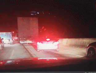 트럭 사이로 빨려들어가 구겨지는 자동차.gif (혐오주의) | 인스티즈