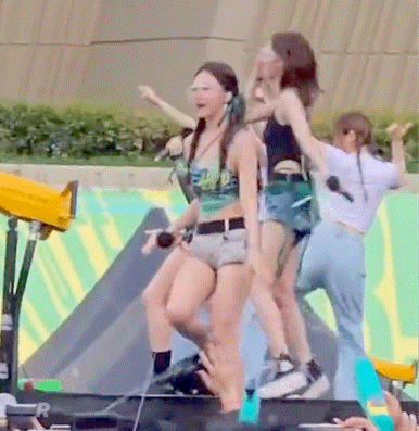 워터밤에서 에스파 카리나가 쏘아올린 물줄기.gif | 인스티즈