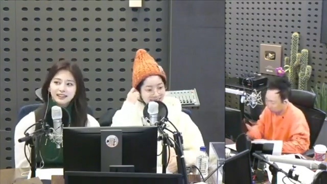 박명수 라디오에서 대답 못하고 당황하는 트와이스.JPG | 인스티즈