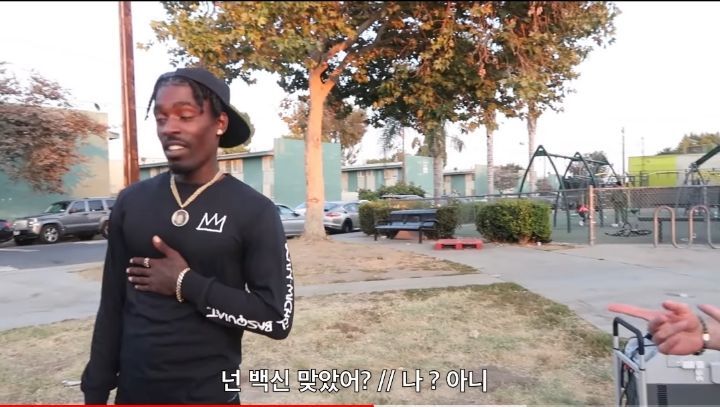 거리에서 박스채로 들고 다니면서 즉석으로 백신 놔주는 나라 | 인스티즈