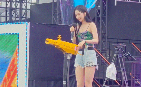 워터밤에서 에스파 카리나가 쏘아올린 물줄기.gif | 인스티즈
