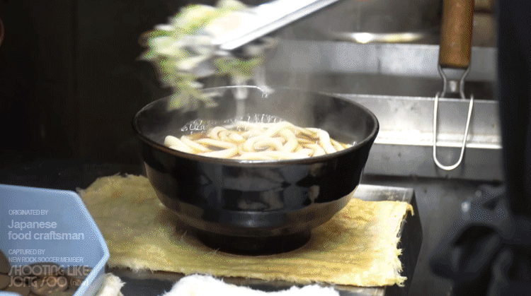 일본 도쿄, 음식이 맥도날드보다 빠르게 나오는 노부부의 우동소바가게.gif | 인스티즈