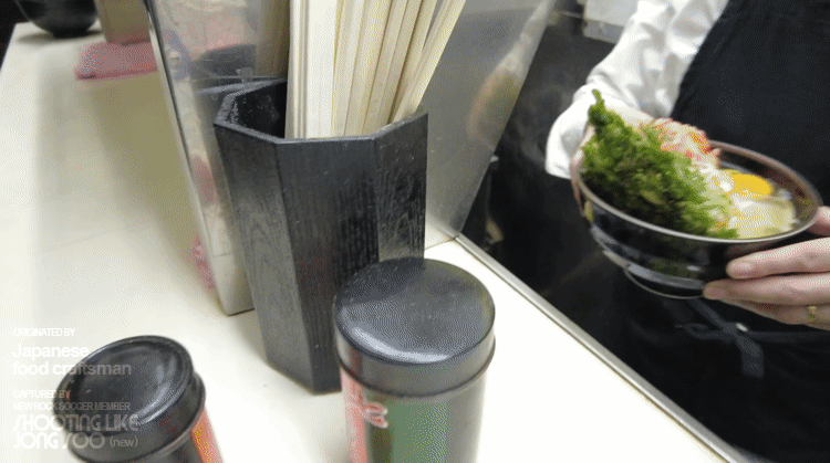 일본 도쿄, 음식이 맥도날드보다 빠르게 나오는 노부부의 우동소바가게.gif | 인스티즈