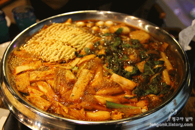 시장 떡볶이 vs 즉석 떡볶이.gif | 인스티즈