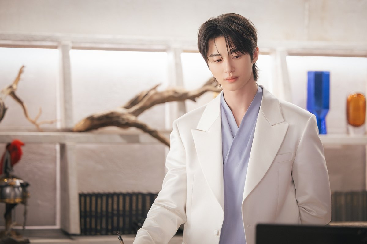 현대 입헌군주제 배경의 '21세기 대군부인' 이안대군 변우석 착장.jpg | 인스티즈