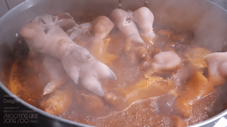 서울 영등포구, 500°C 화덕에 굽는 통구이 족발.gif | 인스티즈