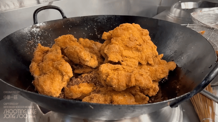 일본의 중식주방에서 만드는 화자오 후라이드 치킨.gif | 인스티즈