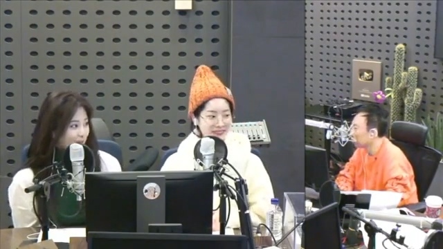 박명수 라디오에서 대답 못하고 당황하는 트와이스.JPG | 인스티즈