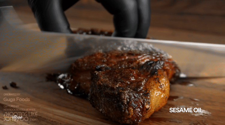들기름과 참기름에 숙성시켜 구운 스테이크.gif | 인스티즈