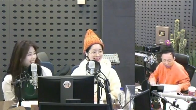 박명수 라디오에서 대답 못하고 당황하는 트와이스.JPG | 인스티즈