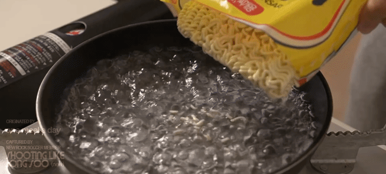 고소하고 진한 들깨라면 만들기.gif | 인스티즈