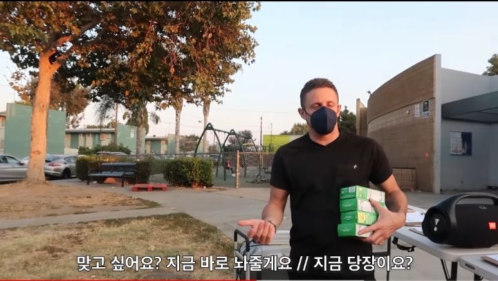 거리에서 박스채로 들고 다니면서 즉석으로 백신 놔주는 나라 | 인스티즈