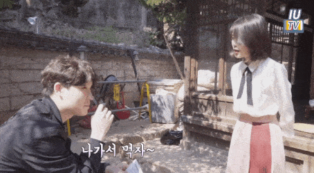 아이유 조르기 신공.gif | 인스티즈