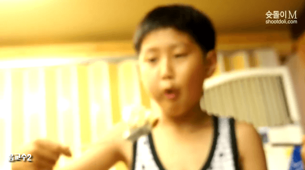 SNS에서 난리난 숟가락으로 케이크먹는 이강인.gif | 인스티즈