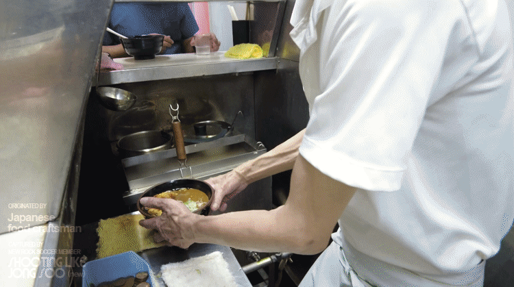 일본 도쿄, 음식이 맥도날드보다 빠르게 나오는 노부부의 우동소바가게.gif | 인스티즈