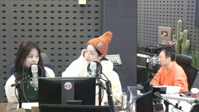 박명수 라디오에서 대답 못하고 당황하는 트와이스.JPG | 인스티즈