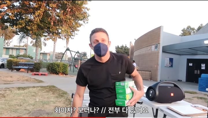 거리에서 박스채로 들고 다니면서 즉석으로 백신 놔주는 나라 | 인스티즈