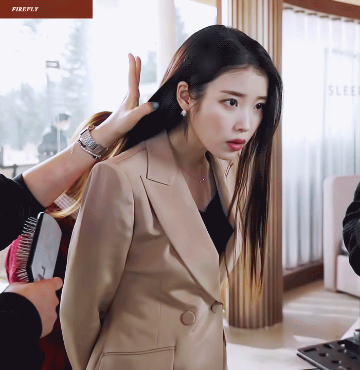 정장입은 아이유.gif | 인스티즈