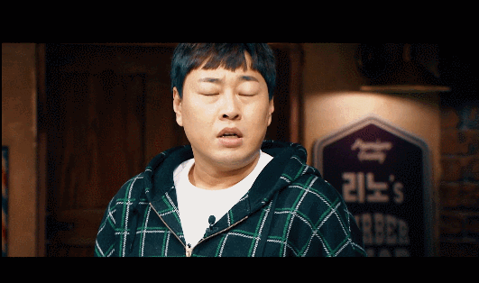 [아이돌받아쓰기대회] 강남역 2번출구에서 싸우는 커플 연기하는 이진호 & 류진.GIF | 인스티즈