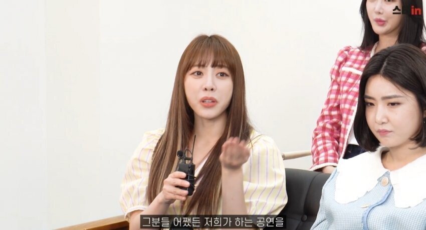 위병소 근무자 사인해줬던 브레이브걸스.jpg | 인스티즈